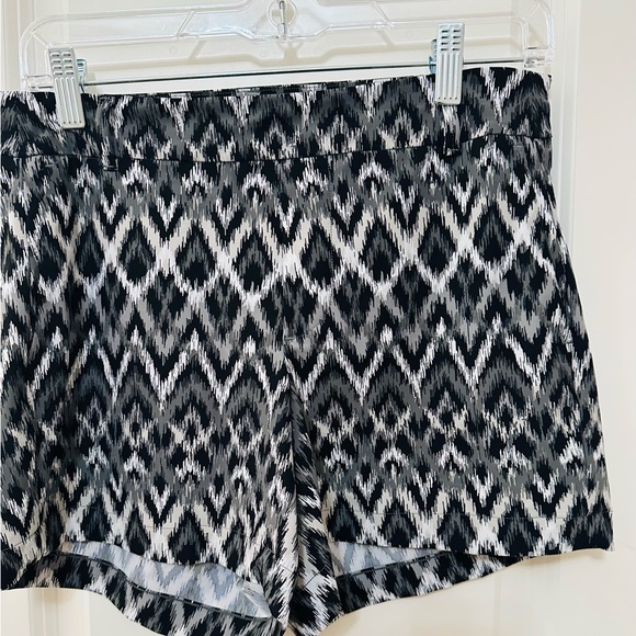 Spanx Stylish Black and White Patterned Women's Shorts - Picture 1 of 5